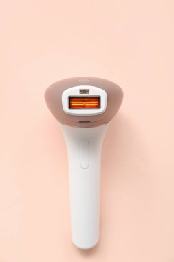 Renk arkaplanına karşı modern fotoepilatör