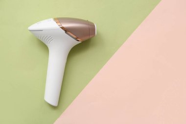 Renk arkaplanına karşı modern fotoepilatör