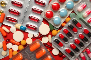 Kırmızı arka planda farklı haplar