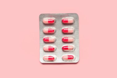 Pembe arka planda hapları olan su toplayıcı.