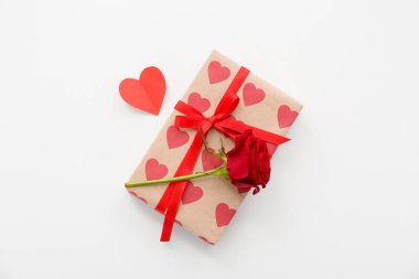 Beyaz arka planda Sevgililer Günü için güzel gül çiçekli hediye kutusu