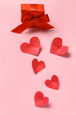 Kırmızı kağıt kalpler ve hediye kutusu olan kompozisyon. Sevgililer Günü kutlaması