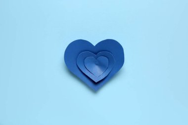 Mavi arka planda kağıt kalpler. Sevgililer Günü kutlaması
