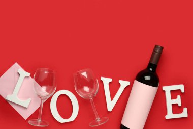 Kırmızı arka planda Sevgililer Günü için şarap ve gözlüklü kompozisyon