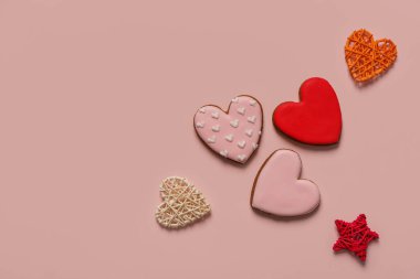 Kalp şeklinde kurabiyeler ve pembe arka planda güzel dekorasyonlar. Sevgililer Günü kutlaması