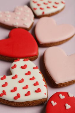 Leylak arka planında bir sürü kalp şeklinde kurabiye var. Sevgililer Günü kutlaması