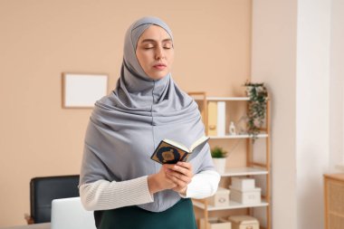 Kuran okuyan genç Müslüman kadın.