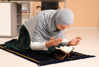 Genç Müslüman kadın ofiste namaz kılıyor
