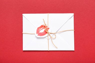 Renkli arka planda ruj izi olan zarf. Sevgililer Günü kutlaması