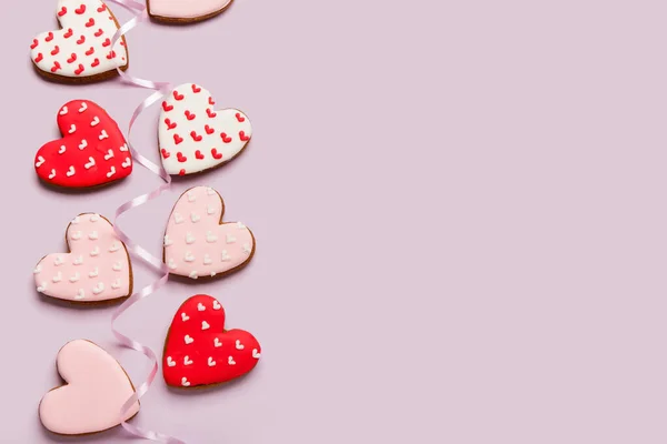 Μπισκότα Σχήμα Καρδιάς Και Κορδέλα Λιλά Φόντο Γιορτή Του Αγίου — Φωτογραφία Αρχείου