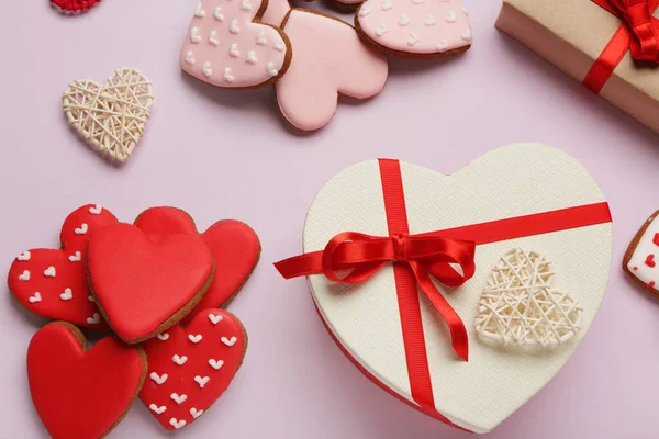 Καρδιά Σχήμα Cookies Και Κουτιά Δώρων Λιλά Φόντο Γιορτή Του — Φωτογραφία Αρχείου