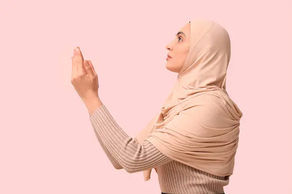Mujer Musulmana Joven Rezando Sobre Fondo Rosa —  Fotos de Stock