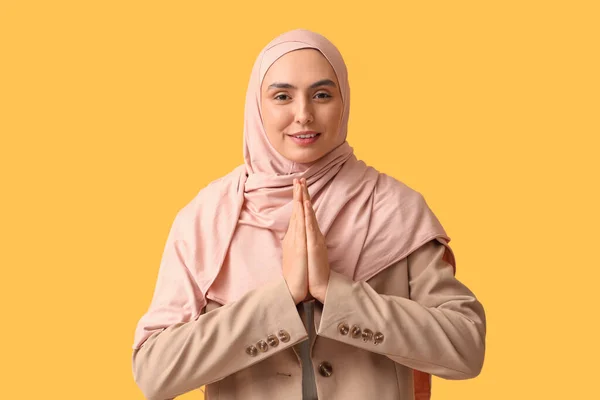 Young Muslim Woman Praying Yellow Background — Stock Photo, Image