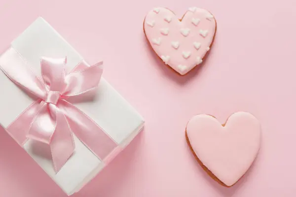 Biscoitos Saborosos Forma Coração Com Caixa Presente Fundo Rosa Celebração — Fotografia de Stock