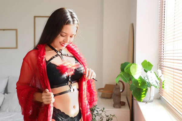 Sexy Joven Mujer Asiática Con Palo Pluma Dormitorio Celebración San — Foto de Stock