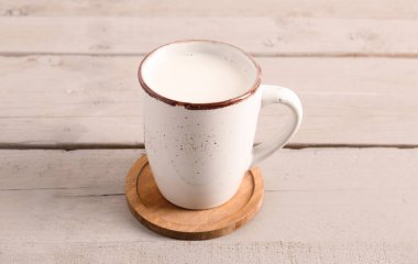 Ahşap arka plan üzerinde süt fincan