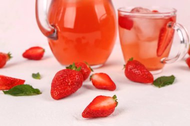 Beyaz arka planda olgun çilek