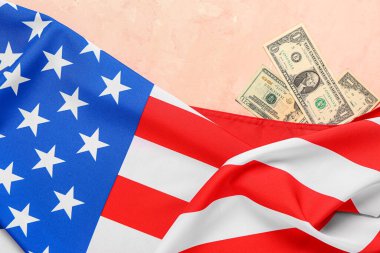 ABD bayrağı ve bej arka planda dolar banknotları