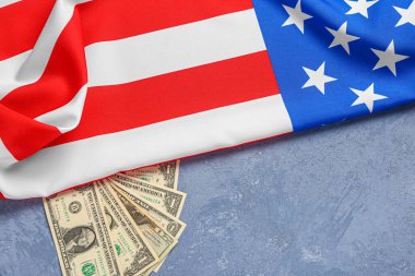ABD bayrağı ve mavi arka planda dolar banknotları