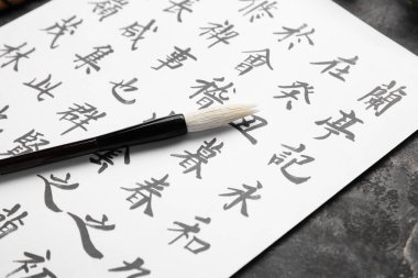 Asya hiyeroglifleri ve grunge arkaplan fırçası ile kağıt sayfa, yakın çekim. Uluslararası Haiku Şiir Günü