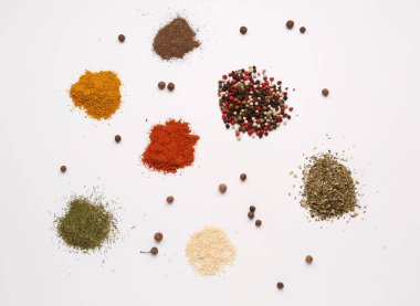 Hafif arka planda taze aromatik baharatlar yığını