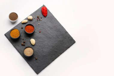 Açık arkaplanlı taze aromatik baharatlı tahta.