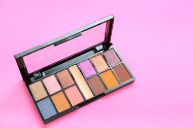 Pembe arka planda göz falı paleti