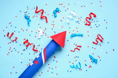 Mavi zemin üzerinde Bağımsızlık Günü için havai fişek, konfeti ve yılan yağı