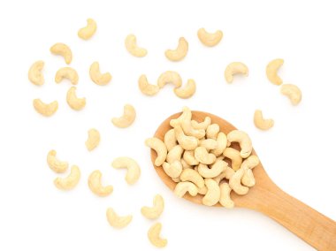 Beyaz arka planda izole edilmiş lezzetli fındıklı kaşık.