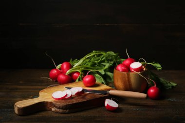 Tabak ve ahşap tahta kesim turp.