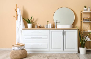 Lavabosu, aynası, rafı ve rafı olan banyonun içi.