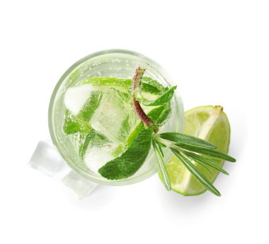 Beyaz arka planda izole edilmiş bir bardak mojito.