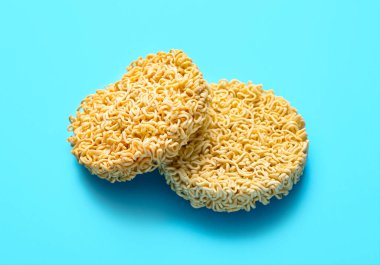 Mavi arkaplanda çiğ erişte