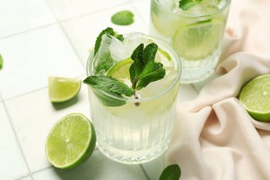 Beyaz fayanslı bir bardak mojito.