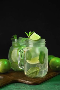 Masada lezzetli mojito kavanozları var.