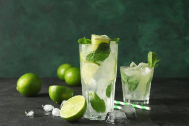 Masada bir bardak lezzetli mojito