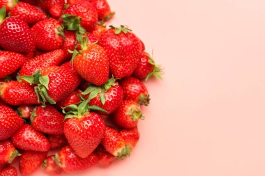 pembe bir arka plan üzerinde taze çilek