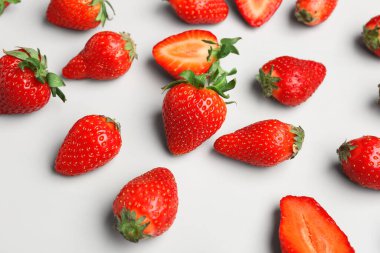 Beyaz arka planda taze çilekler