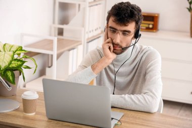 Ofiste çalışan erkek teknik destek ajanı