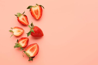 Pembe arka planda taze çilek dilimleri