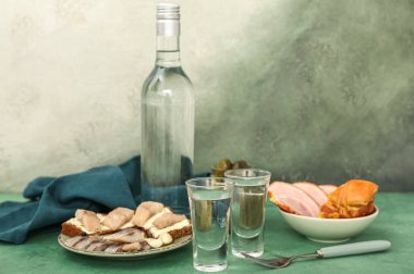 Soğuk votka ve aperatifler masada.