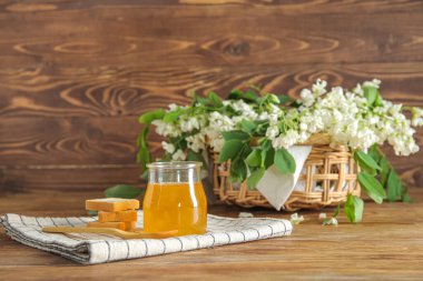 Tatlı ballı kompozisyon, krakerler ve ahşap arka planda akasya çiçekleri