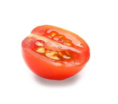 Beyaz arka planda taze vişneli domates dilimi