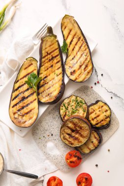 Hafif arka planda leziz ızgara patlıcan ve domates.