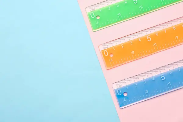 Bunte Kunststoff Lineale Auf Farbigem Hintergrund — Stockfoto