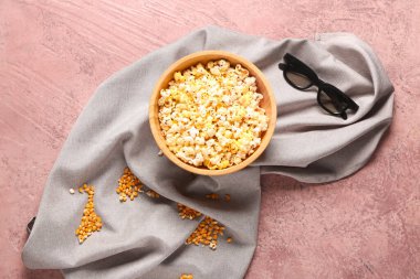 Lezzetli patlamış mısır ve pembe arka planda 3 boyutlu gözlüklü kase.