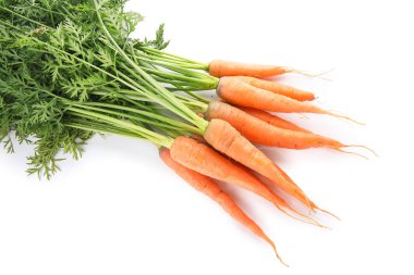 Beyaz arka plan üzerinde izole yaprakları ile taze havuç