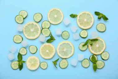 Mavi arka planda salatalıklı, naneli ve buzlu limon. Mojito için gerekenler