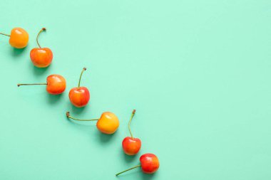 Turkuaz arka planda tatlı sarı kirazlar