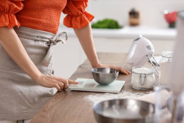 Mutfakta hamur hazırlayan genç bayan, yakın plan.